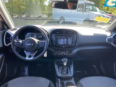 Used 2023 Kia Soul LX w/ LX Technology Package image 17