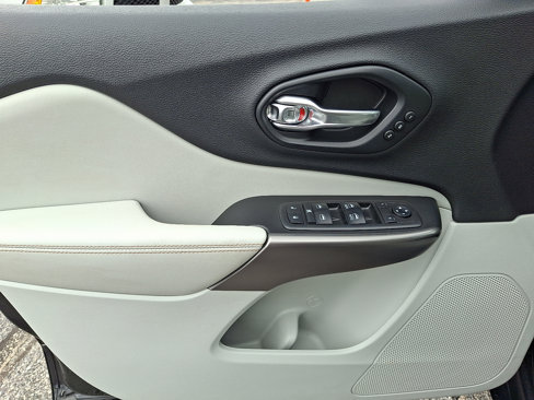Used 2019 Jeep Cherokee Limited image 14