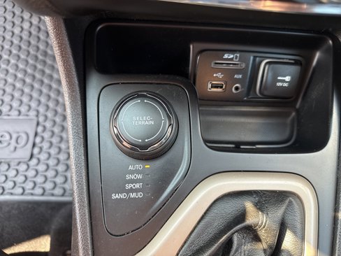 Used 2016 Jeep Cherokee 75th Anniversary image 40