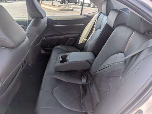 Used 2018 Toyota Camry XLE image 18