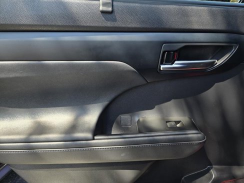 Used 2021 Toyota Highlander XLE image 13