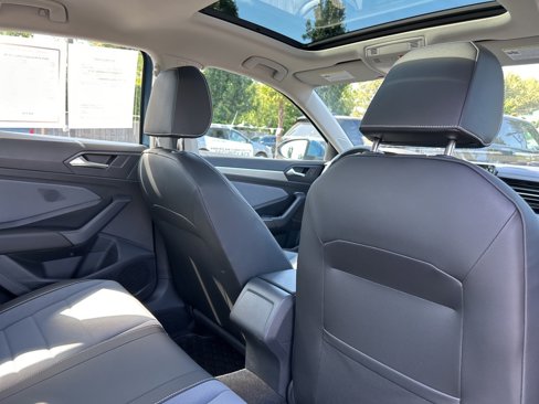 Used 2025 Volkswagen Jetta SE image 8
