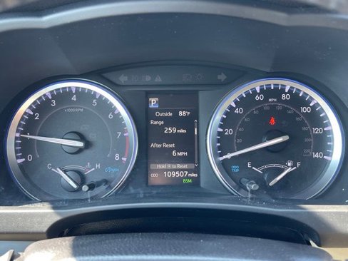 Used 2019 Toyota Highlander XLE w/ Phone Cable & Charge Package image 8