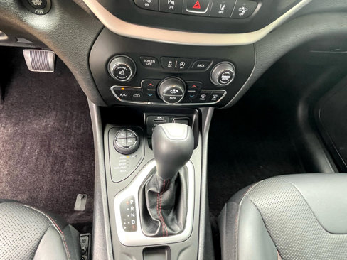 Used 2018 Jeep Cherokee Trailhawk w/ Quick Order Package 27L image 25