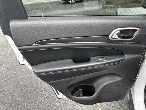 Used 2017 Jeep Grand Cherokee Limited image 28