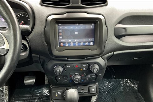 Used 2021 Jeep Renegade Latitude w/ Sun & Sound Group image 9