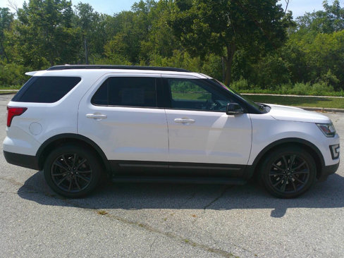 Used 2017 Ford Explorer XLT w/ XLT Appearance Package image 7