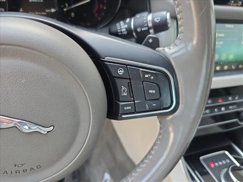 Used 2020 Jaguar XF Premium image 18