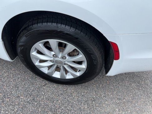 Used 2019 Chrysler Pacifica Touring-L image 35