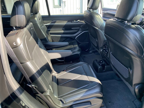 Used 2023 Jeep Grand Cherokee L Limited w/ Black Appearance Package image 31