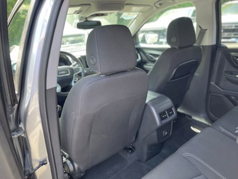 Used 2024 GMC Terrain SLE image 32