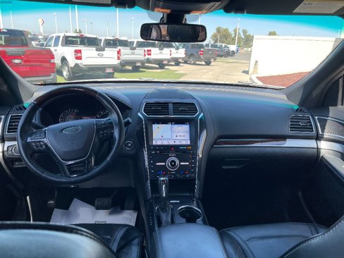 Used 2017 Ford Explorer Platinum image 25