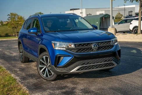 Certified 2022 Volkswagen Taos SE image 2