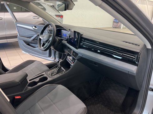Used 2025 Volkswagen Jetta SE image 23