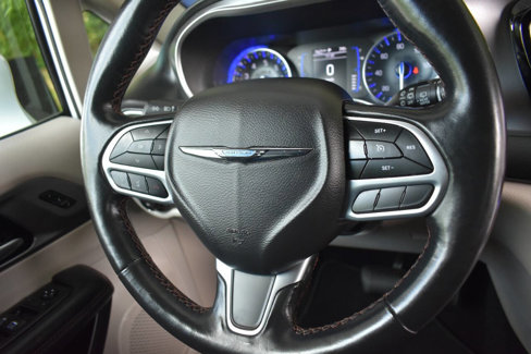 Used 2020 Chrysler Pacifica Touring-L image 27