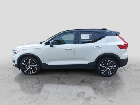 Used 2021 Volvo XC40 T4 R-Design w/ Climate Package image 8