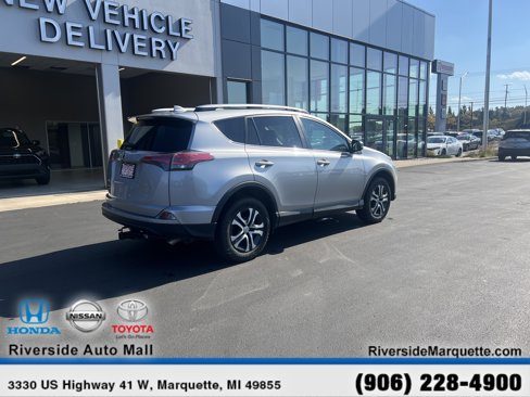 Used 2018 Toyota RAV4 LE image 9