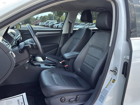 Used 2017 Volkswagen Passat 1.8T R-Line w/ R-Line Lighting Package image 13