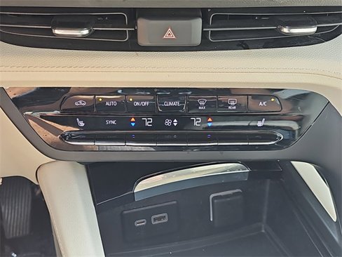 Used 2023 Buick Envision Preferred image 23