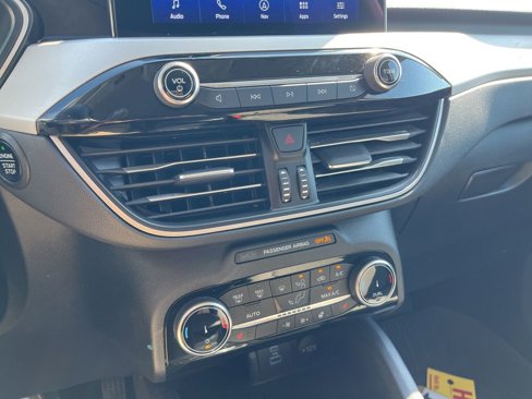 Used 2022 Ford Escape SE w/ SE Sport Appearance Package image 19