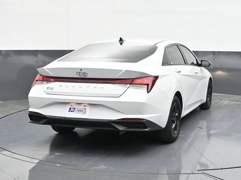 Used 2022 Hyundai Elantra SE image 12