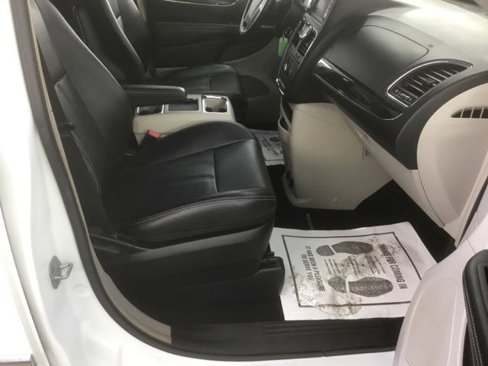 Used 2014 Chrysler Town & Country Touring image 11