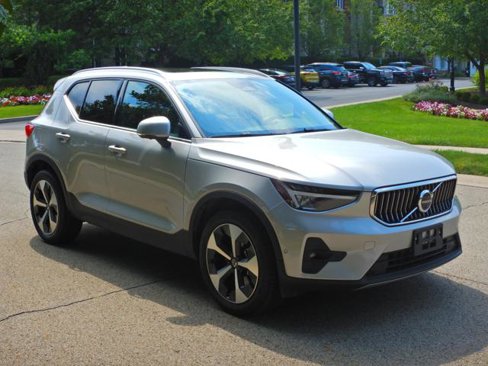 Used 2025 Volvo XC40 B5 Plus image 3