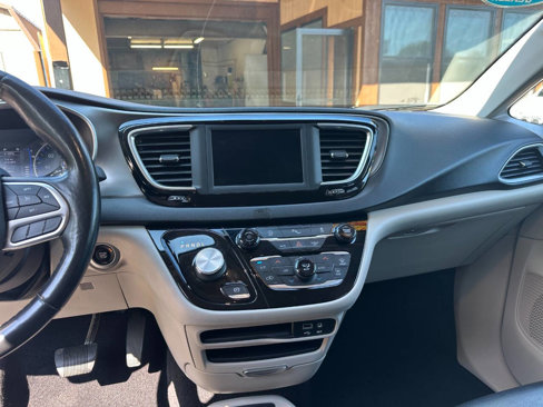 Used 2020 Chrysler Pacifica Touring-L image 12