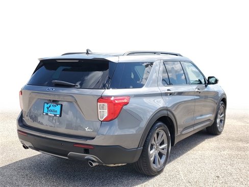 Used 2022 Ford Explorer XLT w/ Equipment Group 202A image 4