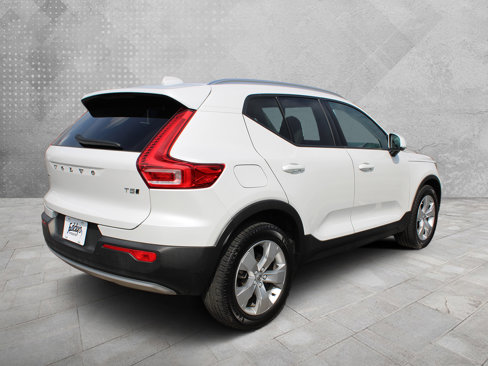 Used 2022 Volvo XC40 T5 Momentum image 3