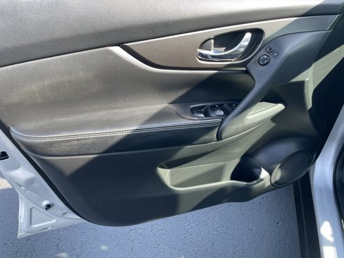 Used 2015 Nissan Rogue S image 11