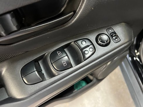 Used 2021 Nissan Kicks S image 11