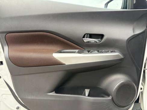 Used 2020 Nissan Kicks SR image 11