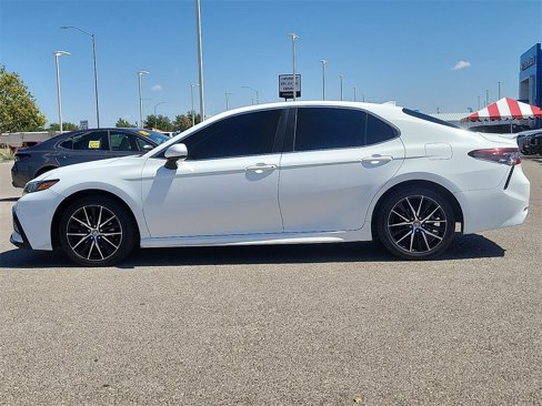 Used 2021 Toyota Camry SE image 6