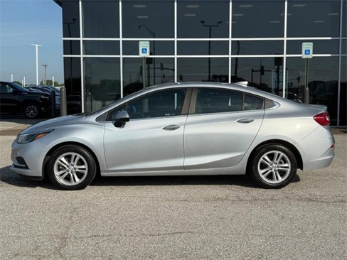 Used 2018 Chevrolet Cruze LT image 2