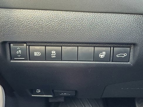 Used 2021 Toyota Venza XLE image 25