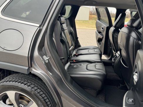 Used 2019 Jeep Cherokee Limited image 38
