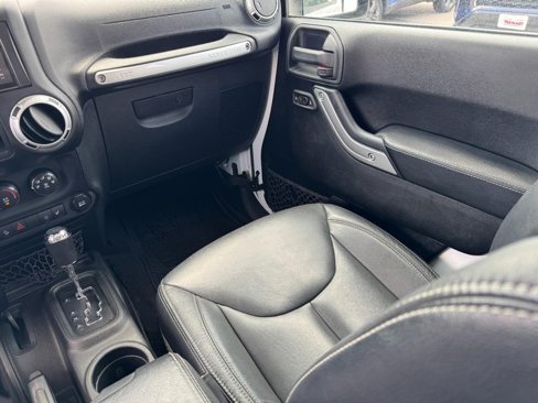 Used 2016 Jeep Wrangler Unlimited Rubicon image 15