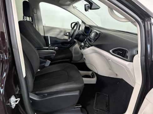 Used 2017 Chrysler Pacifica Touring image 35