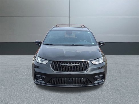 Used 2024 Chrysler Pacifica Premium image 9
