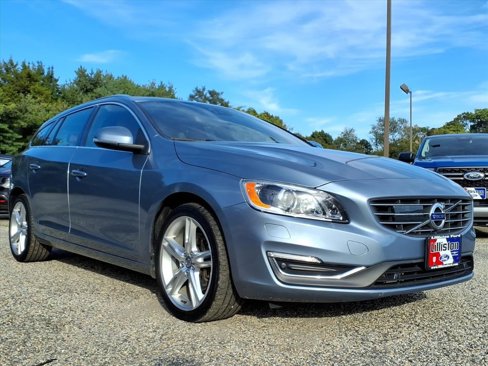 Used 2017 Volvo V60 T5 Platinum w/ Climate Package image 1