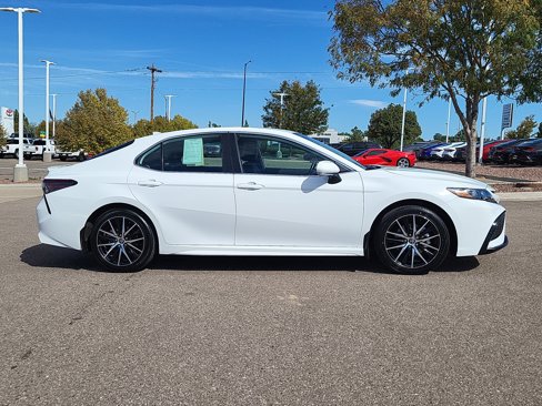 Used 2023 Toyota Camry SE image 2