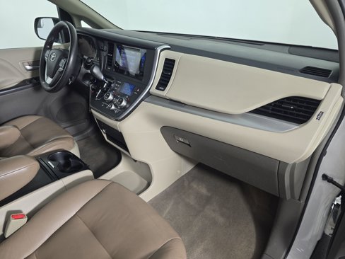 Used 2016 Toyota Sienna LE image 29