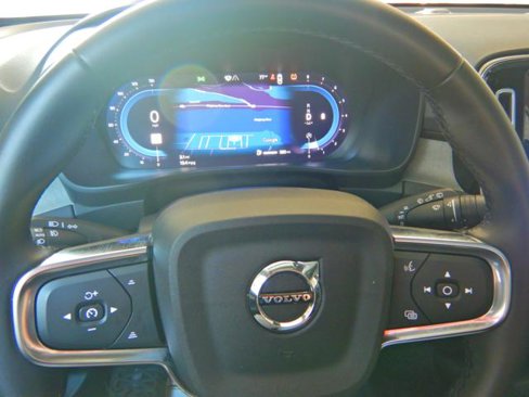 Used 2025 Volvo XC40 B5 Plus image 5
