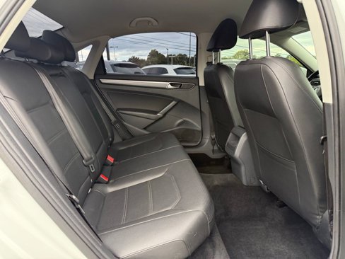 Used 2018 Volkswagen Passat 2.0T R-Line image 32
