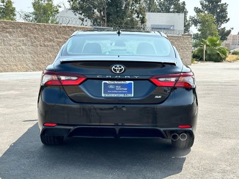 Used 2022 Toyota Camry SE image 4