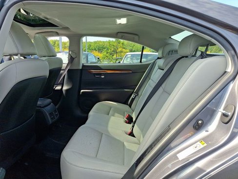 Used 2015 Lexus ES 300h image 10