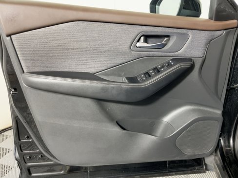 Used 2023 Nissan Rogue SV image 10