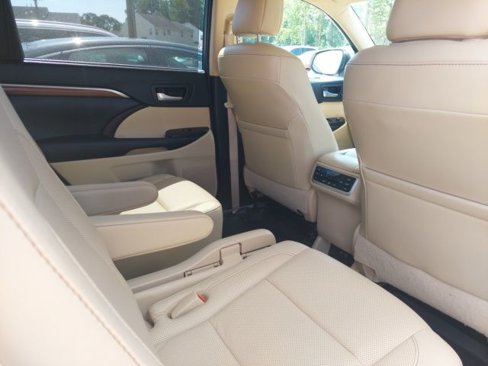 Used 2017 Toyota Highlander Limited image 9