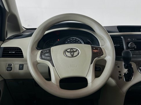 Used 2013 Toyota Sienna LE image 17